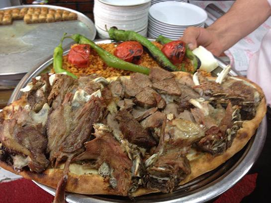 7- Bitlis Bryan: Bitlis veya Tatvan&#8217;da yemeniz gereken ilk lokanta yemei bryan. Canan Karatay&#8217;n da dedii zere yal olann tercih etmelisiniz.