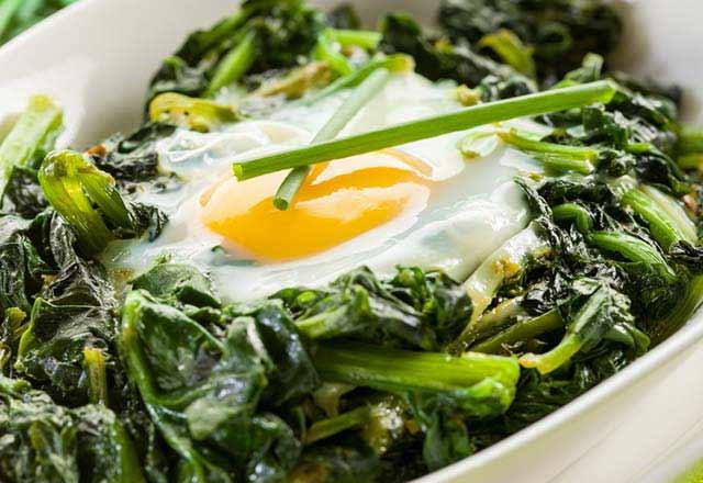 Ispanak ierisinde bol miktarda demir ve amino asit bulundurmaktadr. Beyin sal ve beden sal iin mutlaka beslenmenizde spanak bulundurmanz gerektiini unutmayn.