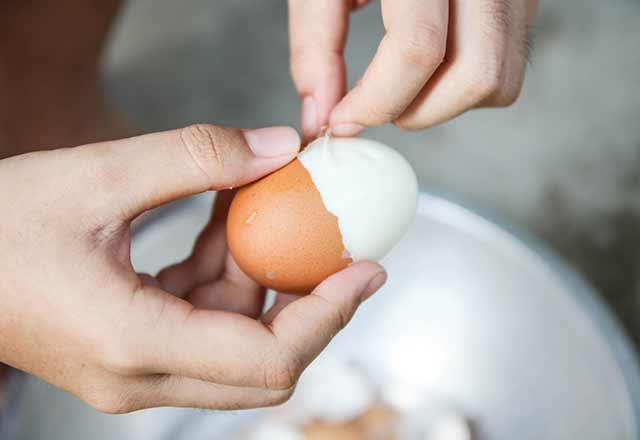 zellikle et tketmeyen biriyseniz yumurtay sklkla tketmenizde fayda var. ayrca, kolesterol dengenizi ktden iyiye evirebilir. eriinde bulunan kolin maddesi, beyin yaps ve beyin geliimini srdren bir maddedir.  Ayn zamanda yumurtann ierisinde gz salna nemli derecede fayda salayan antioksidanlar bulunmaktadr.