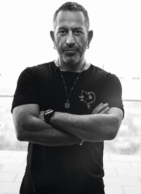 &#8220;niversitenin birinci snfndayken ankesrl telefonun banda alamtm ite. Telefonla dergiye bavurdum. Dediler ki &#8216;Bu ekilde adam almyoruz.&#8217; Zaten &#8216;Merhaba, ben dergiye gelebilir miyim?&#8217; diyen adam m alnr dergiye? izersin gtrrsn. Alamtm gerekten. zlmtm nk. Ne bekliyorsam; &#8216;Gel o zaman sana kapak izdireceiz!&#8217; mi diyeceklerdi? Birka sene sonra gidebildim. Ama 19 yanda dergiye balarken de &#8216;Ulan ge kaldk be!&#8217; diye dnmtm. Geenlerde bana, Sinemada 20. Yl dl verdiler. Daha dn balamm gibi gittim aldm. Yirmi sene getiinin farknda bile deilim. nemli de deil zaten. Bir tane berbat i her eyi berbat edebilir.&#8221;