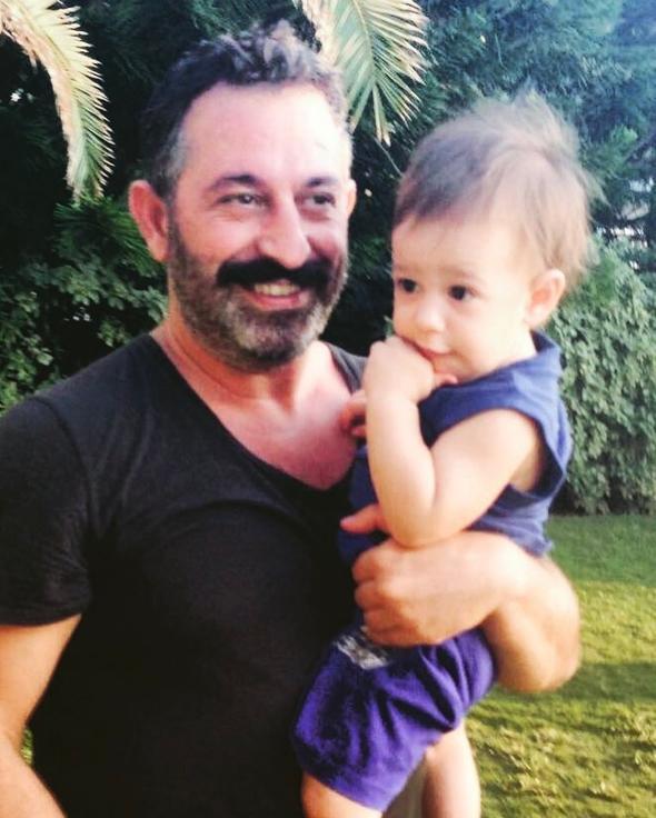 'Biliyor musun benim babam Cem Ylmaz'  <br>&#8220;Ne i yaptm Kemal'den duydum bir keresinde.  yandayken, kendisiyle yat bir arkadana anlatyordu. Yrek burkan bir sahneydi. &#8216;Biliyor musun benim babam Cem Ylmaz&#8217; dedi ocua. Arkada &#8216;Ne i yapyor?&#8217; dedi. &#8216;Akrobatistan, insanlar gldryor&#8217; dedi Kemal."