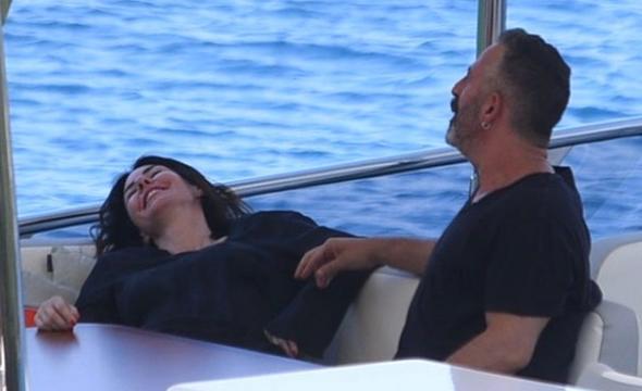 &#8220;Herkes ilikisinden masals bahsediyor. yle eyler sylemekten utanrm. Bize yaktrmam. Masallar gibi deil&#8230;&#8221;