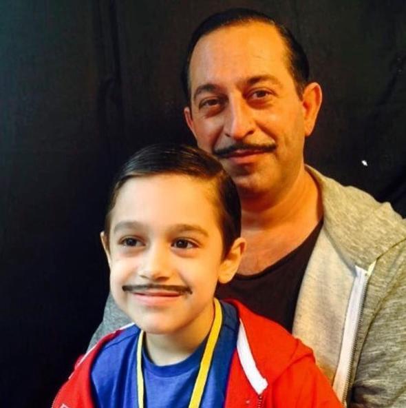 "Akrobatistan ne ya? Ne i yaptm bilmiyor ama olandan ok memnunum. Bana kendi ocukluumu hatrlatt iin ok houma gidiyor. Kendi havasnda bir herif. nallah iyi bir insan olur."