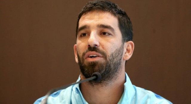 OTEL PROJES DE DAVALIK OLDU: Arda Turan'n Beyolu Stlce'de otel ama projesi de, yklan bir bina nedeniyle kesintiye uramt. 3 katl bina, yan taraftaki bir inaat kazs srasnda kmt. Daire sakinleri zamannda binay boaltt iin herhangi bir can kayb yaanmazken, bina iindeki eyalarla birlikte tamamen yklmt.