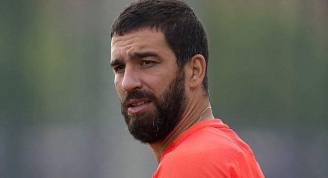 u sralar popu Berkay'la bir gece kulbnde yaad kavgayla gndeme gelen Medipol Baakehirli futbolcu Arda Turan'a bir kt haber de Barcelona'da forma giydii dnem Cemal Sarhan'la birlikte ili'de at esnaf lokantas 'Ariv'den geldi.