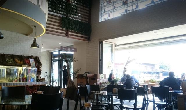 nl futbolcunun bir zincir haline getirmeyi planlad 3 milyonluk iyerine sessiz sedasz kilit vurduu renildi. Turan cephesinden konuya ilikin henz bir aklama gelmedi. Ancak Duvar'n haberine gre; komu esnaflar lokantadaki fiyatlarn kendileri iin yksek olduunu belirterek u aklamay yaptlar;