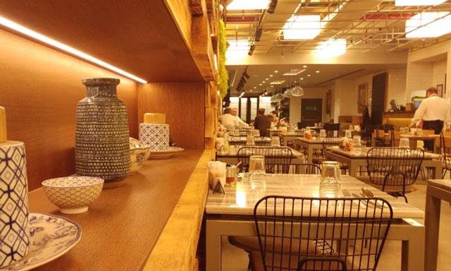 "Restoran genellikle bo kald. En ok le yemei zaman i yapmay umuyorlard. Ancak ne beyaz yakallar ekebildiler ne de Arap turistleri"