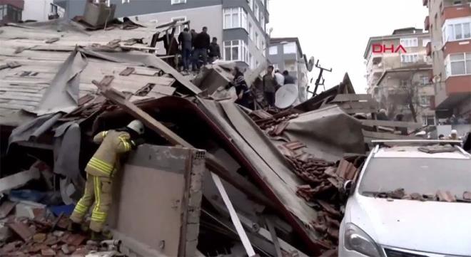 Grg tanklar enkaz altnda kalanlarn olduunu dile getirdi.