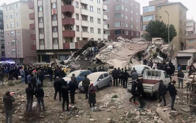 stanbul'un Kartal ilesi Cevizli Mahallesi Bankalar Caddesi Sema Sokak'ta bulunan 8 katl bir bina saat 16.00 sralarnda kt.