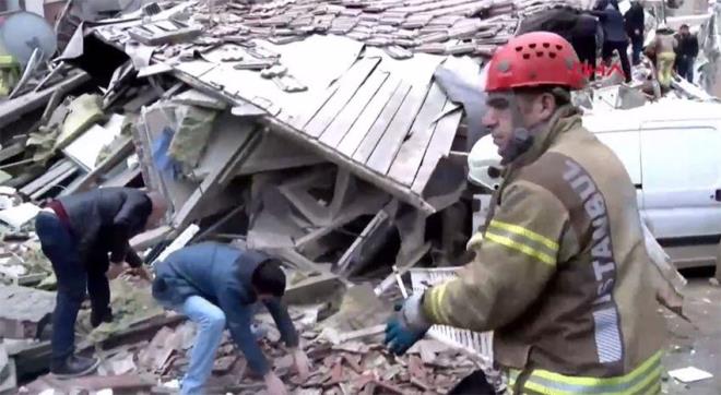 te yandan, stanbul Valisi Ali Yerlikaya'nn olay yerine hareket ettii bildirildi.