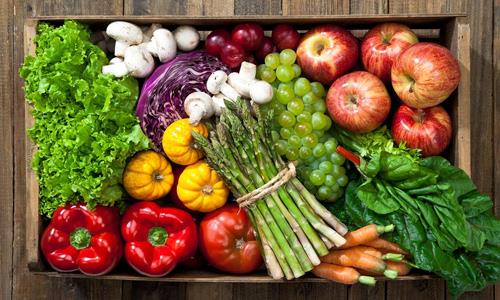 HAL YASASINA SAKINCALI Halciler Federasyonu olarak yeni kacak hal yasas ile ilgili iki itirazlar bulunduunu kaydeden Yksel Tavan, komisyonculuun tamamen kaldrlp sadece tccarlara izin verilmesinin sakncal olduunu iddia etti. Komisyoncularn bakasna ait rnn belli bir yzde pay karlnda bakasna satlmasna araclk ettiini, tccarn ise mal satn alp beklettikten sonra satabildiini kaydeden Tavan, komisyoncular vastasyla rnn piyasaya daha hzl girdiini savundu.