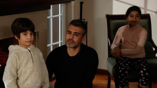 Sarp&#8217;a karma haberini verenin irin olduunu dnrken ok bir bilgiyle Suat&#8217;n btn tavr deiti. Prl ise Bahar&#8217;n daha nce onu grdn ve her eyden haberdar olduunu renince byk bir panie kapld.