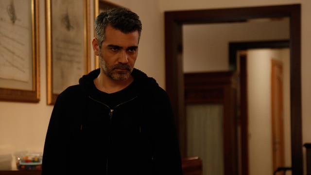 Arif, babasnn olay gn onu mahalleden uzaklatrmasn kabullenemezken, Enver sadece babasnn kendisini korumak iin byle bir durumun iinde yer aldn syledi.