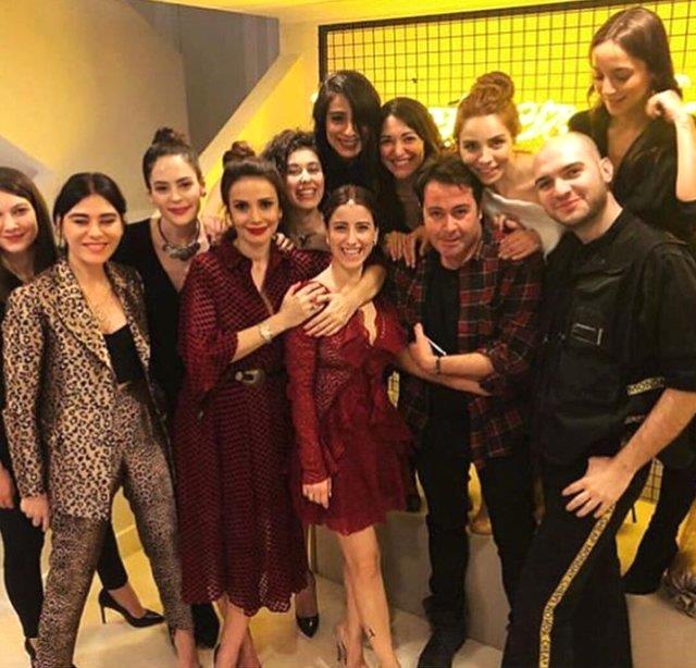 Hazal Kaya'nn yakn arkadalarnn katld geceye nianls Ali Atay da baskn yapt. Karlkl gbek atan iftin grntleri sosyal medyada paylald