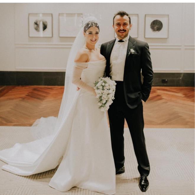 Gzel oyuncu Hazal Kaya ile be yldr beraber olduu meslekta Ali Atay ile bu akam dnya evine girdi. Getiimiz gnlerde kna gecesi dzenleyen Hazal Kaya ile Ali Atay'n dn Fairmont Quasar Otel'de gerekleti. Yln dnne nller akn etti.