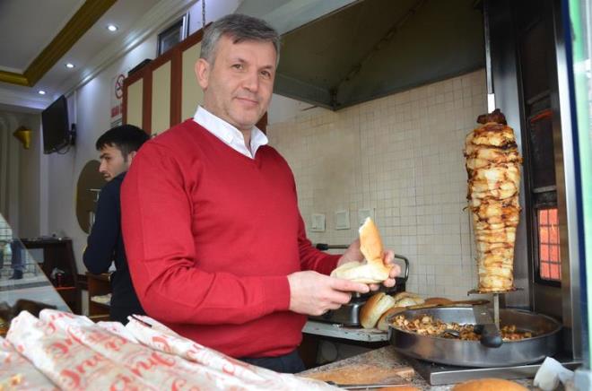 letme sahibi Hasan ahin, uygulama ile rencilerin mutlu olduklarn ve imkanlar dorultusunda ocuklarn karnlarn doyurmaya altklarn belirterek, &#8220;Bu proje daha nce sevdiimiz bir arkadamz tarafndan, babasnn vefat zerine yaplmt. Biz gelen btn rencilere o gn cretsiz yemek dattk. rencilerin gayet memnun ve mutlu olduklarn grdk. Biz de kendi aramzda arkadalarmzla birlikte karar alarak, her ayn ilk haftas 250-300 renciye cretsiz ikramlarda bulunduk. Esnaf arkadalarmzn da destei oluyor. Elimizden geldii kadar rencilerimize yardmc olmaya alyoruz. rencilerimiz de uygulamadan olduka memnun oluyor&#8221; dedi.