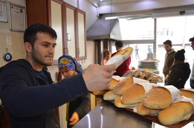 Ordu&#8217;da lokanta ileten esnaf, kendi imkanlar ve evredeki hayrseverlerin yardmyla, her ayn ilk haftasnda rencilerin karnn cretsiz doyuruyor.