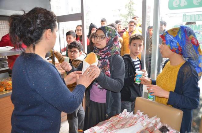 Ordulu esnaf Hakan ahin, hem kuzeni hem de i orta nci Akta ile birlikte yaklak 13 yldr lokanta iletiyor. Bucak Mahallesi bn-i Sina Caddesi zerinde iletmesi bulunan ahin ve Akta, yaklak 3 ay nce yaknn kaybeden bir vatandan iletmesinden rencilere ve ihtiya sahiplerine yemek datmasndan esinlendi. Kendi imkanlar dorultusunda, evredekilerin de destei ile her ayn ilk haftasnda rencilere cretsiz bir ekilde yemek ikram ediyor.
