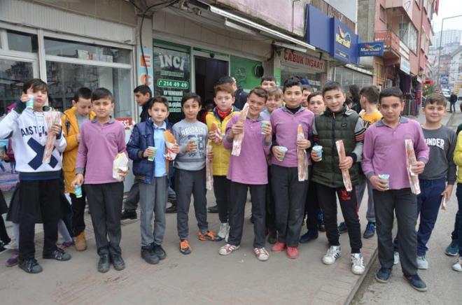 letmenin orta nci Akta da rencilerin kendileri iin olduka nemli olduunu ifade ederek, verilen ikramlar ile rencilerin ve kendilerinin mutlu olduklarn belirtti.