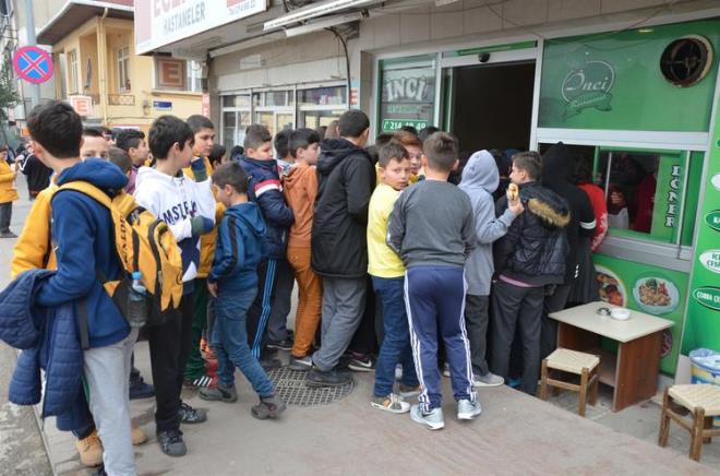 ahin, ellerinden geldii kadar rencilere yardmc olmaya altklarn, yardmsever insanlarn saysnn artmas zerine datlan ikramlarn saysn arttrmay hedeflediklerini belirterek, rencilerin sevinmelerinin, kendilerini de mutlu ettiini aktard.