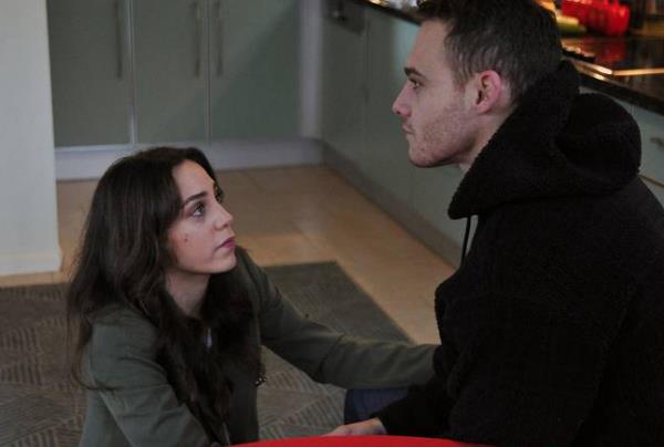 Barollerinde Kerem Brsin, brahim elikkol, yk Karayel ve zge Grel gibi poplerlii yksek olan isimleri kadrosunda bulunduran dizi, reytinglerde istedii sonucu alamasa da kendisine gre bir hayran kitlesi oluturmutu bile.