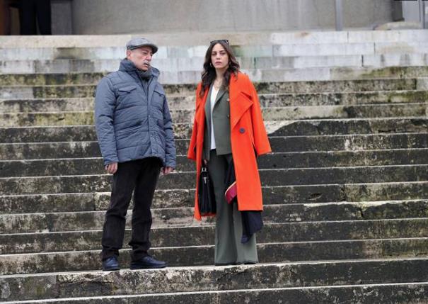 Profesr, peindeki st dzey yetkiliye ulaabilmek ve ismini renebilmek iin Barca'ya ikence yapar. Barca, tm zorlamalara ramen konumaz. Profesr, zamannn kalmadn hisseder ve yurt dna kamak iin hazrlklara balar.