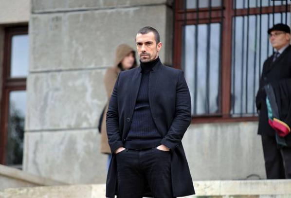 Ahsen ile ilgili gizli bilgilere hakimdir. Onun Ela ismini gizlenmek iin kulladn bilmektedir. Bu a ona kar kullanr. Organizasyonun ve kendisinin peinde olan kiiyi renmek iin Ahsen'e antaj yapan Profesr istedii ismi renir. Barca'ya artk ihtiyac kalmamtr ve infaz emrini verir.