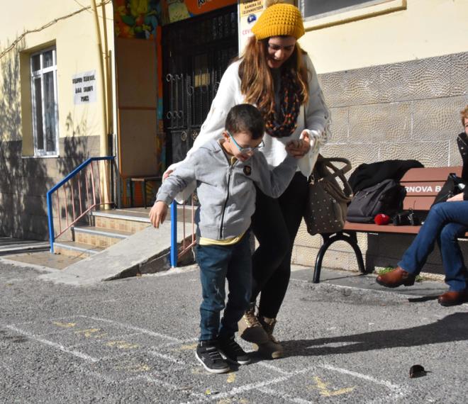 'PEDATRK ORTEZLERNN 6 AYDA BR DEMES LAZIM'   nar'n top oynamay ok sevdiini; fakat ayakta duramad iin oynayamadn anlatan Dilek Akan, "Snftaki arkadalar, nar zlmesin, diye gizli gizli beden eitimi dersine kyor. nar imdi okuma ve yazmay rendi. Bunlara ramen fiziksel olarak hala katetmemiz gereken ok yolumuz var.