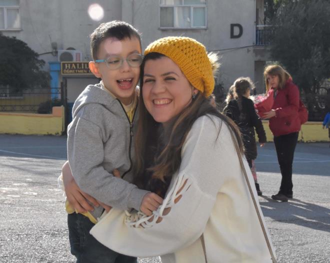 Yalnz bana yryemeyen ve ayakta duramayan nar'n eli aya olan annesi Dilek Akan, olunun daha nce konumakta da zorlandn; ancak grd tedavilerin ardndan az kaslarn imdi biraz kullanabildiini syledi. Akan, "Sabahlar kalkyoruz, onu ben hazrlyorum. Yzn ykamadan kyafetini giydirmeye kadar birok eyi birlikte yapyoruz" dedi.