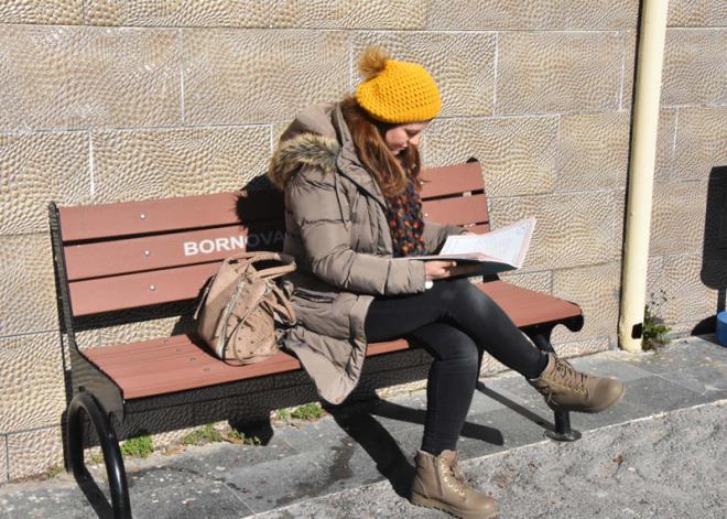 Dier ocuuma annem ve babam bakyor; nk ben devaml okuldaym. Her eyden nce ev ierisinde bile tek bana bir ey yapamyor. Zaman zaman alama krizlerine yakalanyor. Ben ona destek olmak, olumun eli, kolu, baca olmak iin gl durmaya alyorum. Elimden gelen her eyi yapmaya alyorum."