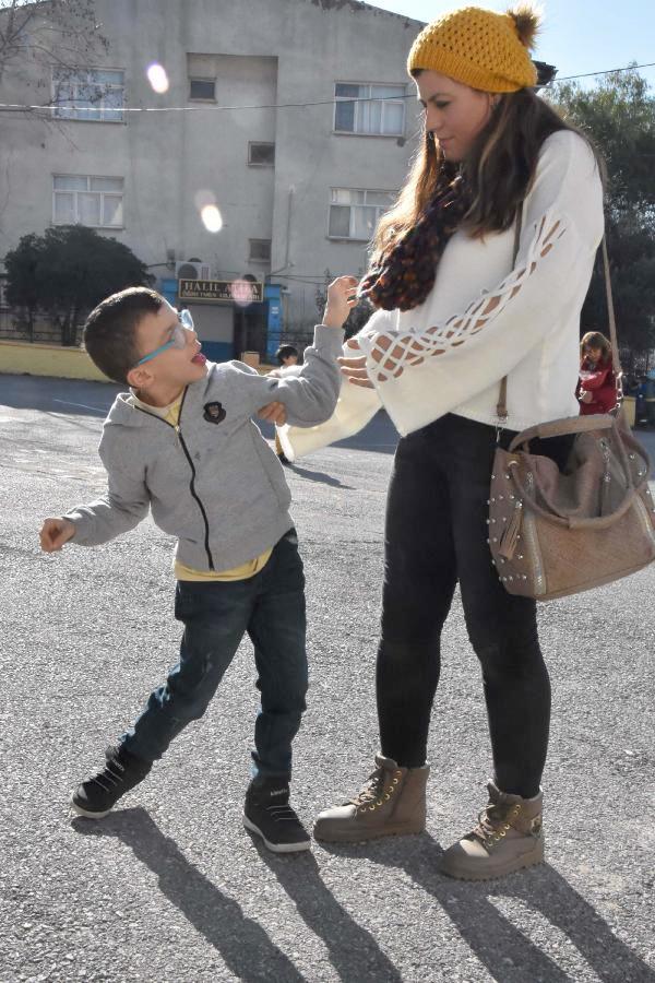 Olunun eitim almasn, hayata karmasn, arkadalar ile oynamasn isteyen Dilek Akan, nar' evlerinin yaknnda yer alan ve kaynatrma snf bulunan mer Seyfettin lkokulu'na yazdrd. Her gn olu ile birlikte okula giden Dilek Akan, nar'n derste olduu 09.00 ile 14.00 saatleri arasnda, bahede k zilinin almasn bekliyor. Muhasebeci olan Dilek Akan, nar doduktan sonra almay brakarak, oluyla ilgilenmek zorunda kald.