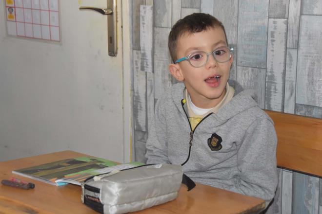 Anne ve babas olarak elimizden geleni yapyoruz ama devamll olan terapilerin, olum iin faydal olacak terapilerin srmesi lazm. Bunu salayamyoruz. nar'n engelli raporu ile ara aldk ancak artan masraflar nedeniyle bunu da sattk. nar'n ayana giydii pediatrik ortezlerin, 6 ayda bir deimesi lazm. Tedavi masraflar yksek. Ben de eime destek olmak iin sarma ve tatl siparii alp, yapp satyorum" dedi.