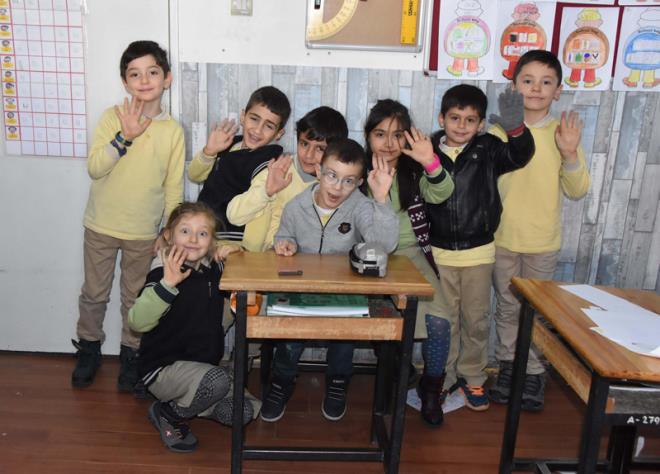 "nar'la okulda geliyorum. Onu teneffslerde elinden tutarak, gezdiriyorum. htiyalarn birlikte karlyoruz. Btn gn okuldaym, tek bana kalamyor. Engelini aarak rahatlkla hareket edebilmesi iin fizik tedavi lazm. Ayn zamanda kaslarn gelitirmek iin ata binmesi gerekiyor, havuzda yzmesi gerekiyor. Kaslarnn esnemesi iin bale eitimi almas lazm. Bugne kadar elimizden geldiince birtakm terapiler uygulattk ama maddi durumumuz ok iyi olmad iin bu tr eitimleri ok fazla almasn salayamadk. Bu durum da beni zyor. Eim Ege niversitesi'nde ii olarak alyor.