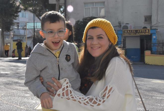 zmirli Dilek Akan (36) ile Ali Akan (38) iftinin oullar nar, 25 Ocak 2011'de erken doumla dnyaya geldi. Anne st ememeyen nar'da bir sre sonra beyin kanamasna bal olarak ksmi beyin felci geliti. nar bydke bedenindeki engelleri fark eden Dilek- Ali Akan ifti, oullarn henz 6 aylkken, fizik tedaviye gtrmeye balad. Tm abalara ramen nar, tam olarak iyileemedi. Yardm almadan ayakta duramayan veya ihtiyalarn gideremeyen nar iin annesi Dilek Akan, kendisini oluna adad.