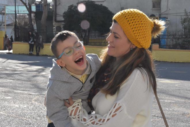 OLUMUN EL, KOLU OLMAK N GL DURMAYA ALIIYORUM'   Her sabah nar ile birlikte okula giden ve ders bitene kadar olunu bekleyen Dilek Akan, dier olu Ege Akan' (2) da anne- babasna emanet ettiini belirterek, unlar syledi: