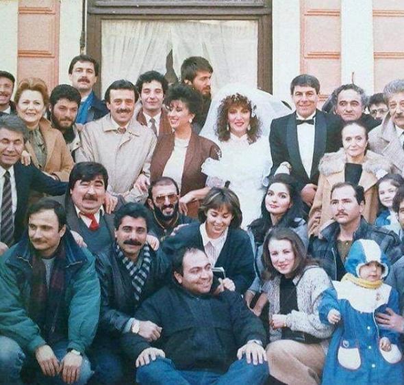 te ekrann hafzalara kaznan "mahalle" ve "aile" dizileri ve daha sonra onlarn ruhunu ekrana tayan dier yapmlar. Bugnk kadar ok yerli dizinin ekilmedii dnemlerde izlenme rekorlar kryordu Perihan Abla.      1986 ile 1988 yllar arasnda yaynland. Yaln Yelence'nin ynettii bu dizi ayn zamanda ekranda bu tr yapmlarn da ncs oldu.evket Altu ve Peran Kutman'a kalabalk bir kadro elik ediyordu. Dizi iki kardeine bakmak zorunda kalan Perihan ile uzatmal sevgilisi akir'in yks zerine kuruluydu.