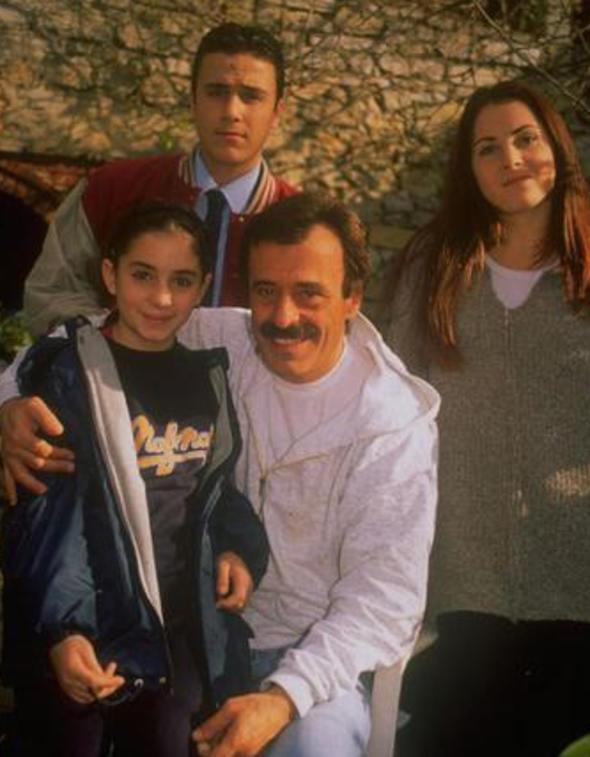 Perihan Abla'nn ardndan evket Altu bir baka efsane dizide kamera karsna geti. O artk milyonlarca kiinin Sper Baba'syd..evket Altu, Smer Tilma, Jlide Kural, evval Sam ve Bennu Yldrmlar'n da bulunduu kalabalk bir kadronun yer ald dizi 1993 ile 1997 yllar arasnda ekranda kald.Dizinin ynetmen koltuunda Osman Snav, Tunca Ynder, Orhan Ouz, Kartal Tibet, Feyzi Tuna oturdu.