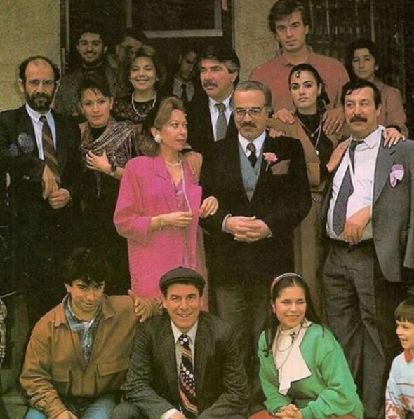 Bizimkiler ekrann en uzun sre yaynda kalan dizilerinden.Ayn apartmanda yaayan bir grup insann yksn anlatan dizi 1989 ile 2002 arasnda kesintisiz yaynland. Tam 453 blm boyunca diziyi yneten Yaln Yelence de bu alanda bir rekora sahip.