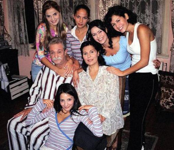 Ekmek Teknesi de 2000'lerin banda ekrana gelen aile dizilerindendi.2000 ile 2005 yllar arasnda yayndayd. Dizide ailenin babasn canlandran Sava Dinel'in lmnden sonra milyonlarca kii yasa bouldu.