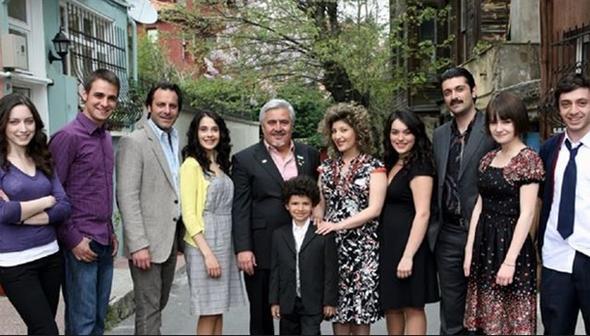 Gen oyuncu ebnem Bozoklu'nun yldzn parlatan dizi oldu Canm Ailem.20 yl nce tam evlenmek zereyken kendisini terk eden nianlsyla yeniden karlaan ana ama yeri geldiinde yrtc bir ku gibi davranan Meliha karakteri Bozoklu'ya hretin kaplarn ardna kadar at. Bu dizi de mutlu sonla ekrana veda etti.