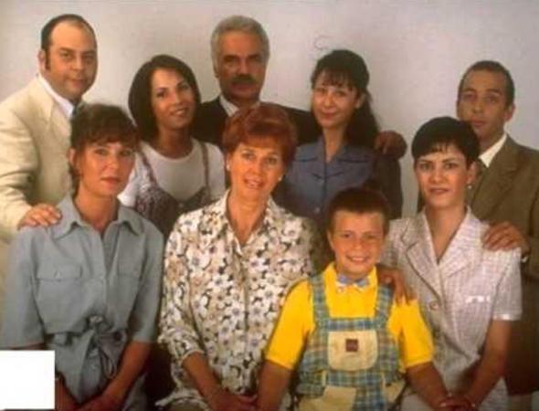 "Parlak bir inciydim nce, Derinlerde saklanrdm, Baba evi kabuumdu, Hayat ok uzak sanrdm" diye balayan jenerik mziinin szleri de hafzalara yer etti Baba Evi'nin. Dizi 1997 ile 2001 yllar arasnda ekranda kald. Halil Ergn ve Deniz Gker'in yansra dnemin gen yldzlarndan oluan bir kadrosu vard.