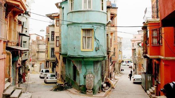 Herkesinkine  benzer dertleri olurdu. Onlar bir dneme damga vuran "aile" ve "mahalle" dizilerinin kahramanlaryd... Kimi bir ka yl kimi ok daha uzun sre evlerimize konuk oldu. Belki artk devirlerini tamamladlar, diziler baka eyler anlatyor ama onlar hi unutulmad.