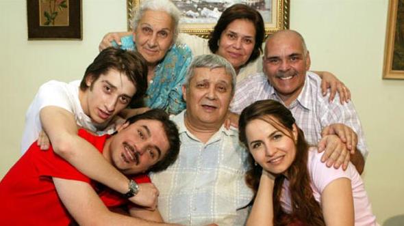 Barollerini Ufuk zkan, Rasim ztekin, Zuhal Topal, Frat Tan, lker Ayrk, Bihter Dinel, Mine Teber, Halit Akatepe ve Tanju Tuncel'in paylat &#8220;Geni Aile&#8221;, tipik bir Trk ailesinin yksn tayordu ekrana. Kalabal, curcunas, dertleri ile eski Yeilam filmlerini aratmayacak trden bir yapm olarak hafzalarda kald.