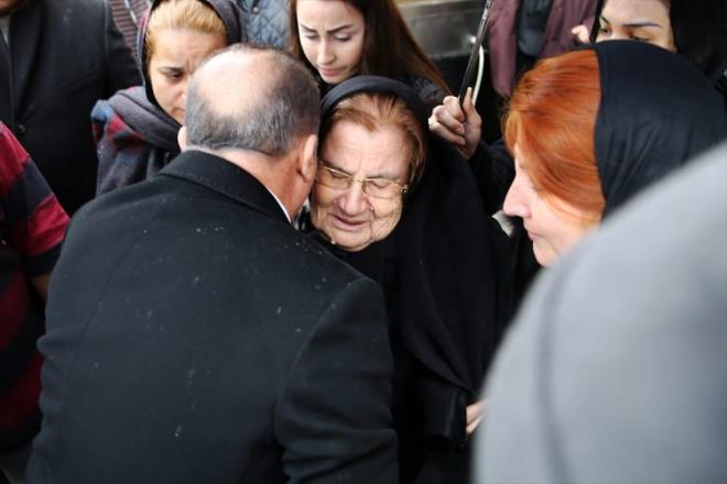 Terim, annesi Nuriye Terim'i teselli etti.