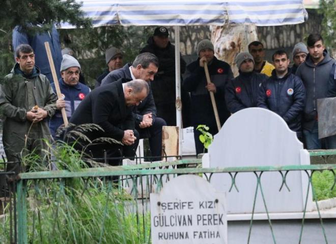 MEZARA KENDS KOYDU    Galatasaray Teknik Direktr Fatih Terim&#8217;in babas Talat Terim&#8217;in cenazesi, klnan cenaze namaznn ardndan aile kabristanlna gtrld. Fatih Terim, burada hazrlanan mezara inerek, grevliler tarafndan indirilen babasnn cenazesini ald. Terim, cenazeyi mezarn iine kendisi brakt. Talat Terim&#8217;in cenazesi, gzyalar arasnda topraa verildi.