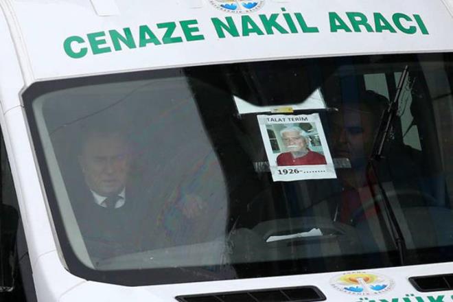 Fatih Terim'in babas Talat Terim(94) dn vefat etmiti. Merhumun cenazesi bugn le namaznn ardndan Adana'da topraa verildi.
