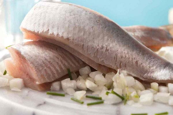 Yaplan almalar sonucu net bir sonu elde edilmese de uzmanlarn zerinde sklkla durduu bir konu olan 'et yiyen bakteri' rahatszl, i ya da az pimi deniz rnlerini yedikten sonra ortaya kabilecei biliniyor. Peki ok ciddi sonular olan hatta lmle bile sonulanabilen bu rahatszln belirtileri nelerdir? Et yiyen bakteri rahatszlndan korunmak iin ne yapmalyz?