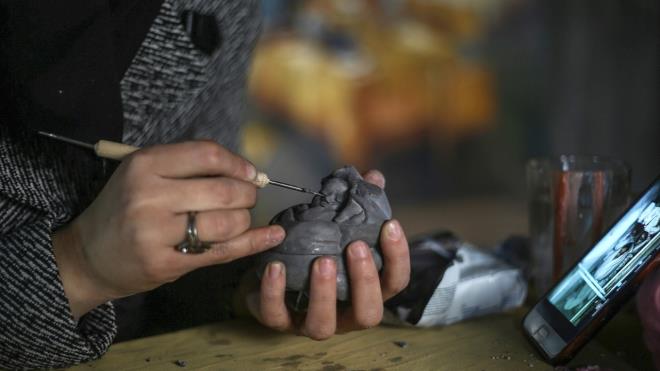 ocuklarn cansz bedenlerini dondurma dolaplarnda grmenin kan dondurucu bir sahne olduunu vurgulayan Gta, "Nasl olur da dondurma alacak ocuklarn cansz bedenleri dondurma dolaplarna girer?" siteminde bulundu.  Bu ac sahnenin grenlerde elikili duygular oluturduunu kaydeden Gta, sz konusu almalarna bu elikili durumu aktarmaya altn syledi.