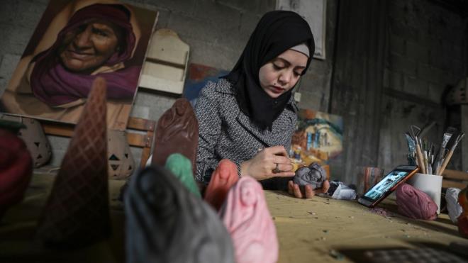 Gazze`ye doal kil girii yasak olduu iin objelerin retiminde endstriyel kil kullanan Gta, ekillerin son aamasnda mum kullandn sz konusu malzemenin de ocuklar gibi krlgan ve narin olduuna dikkati ekti.