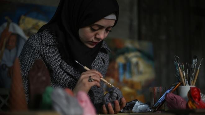 Gazze eridi`ndeki insanlarn ektii aclar yanstmak amacyla gen kadn, yapt objelerden bir sergi amay planlyor.